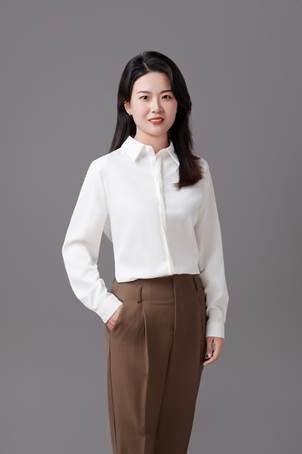 穿着白色衣服的人描述已自动生成
