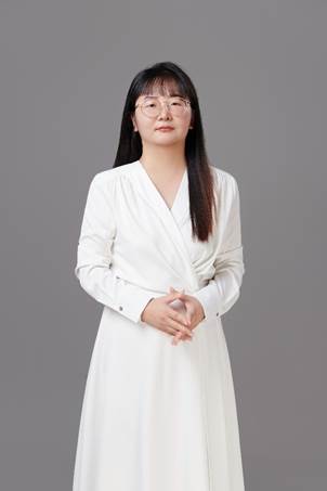人穿着礼服描述已自动生成